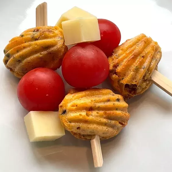 Madeleines aux tomates séchées, amandes et basilic