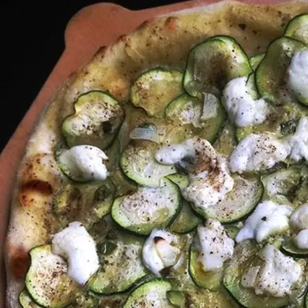 Pizza pesto courgettes