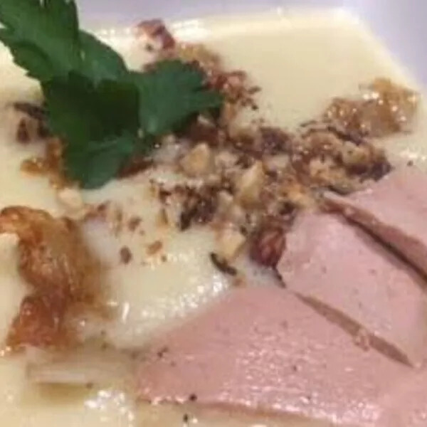 Velouté de panais aux noisettes grillées