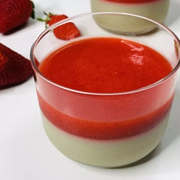 Panna cotta au thé matcha et coulis de fraises