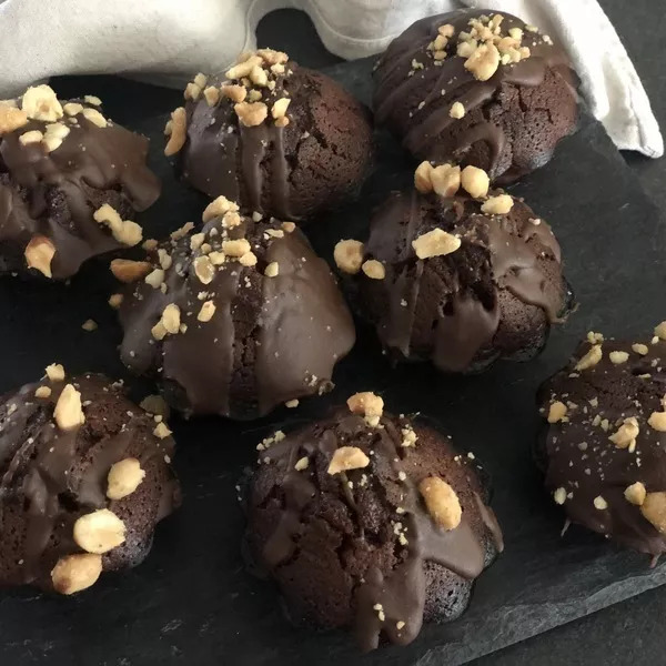 Petits muffins chocolat, nappage praliné et cacahuètes