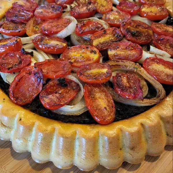 Tarte renversée aux olives, oignons et tomates cerises