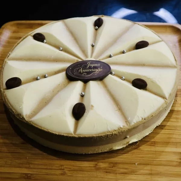 Entremet chocolat blanc et café sur financier au chocolat 