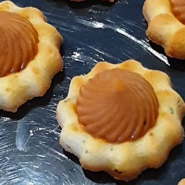 Tourbillons de tomate sur mini saint-Honoré ail et fines herbes