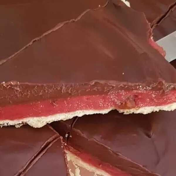 Tarte au chocolat et aux pralines roses