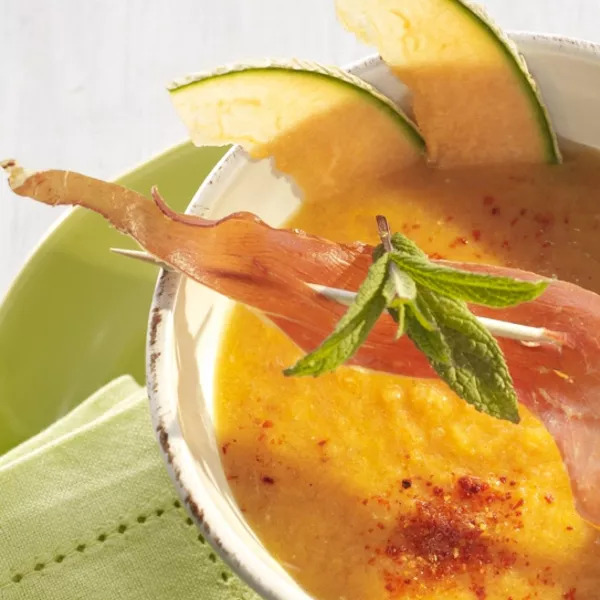 Soupe de melon et chips de jambon