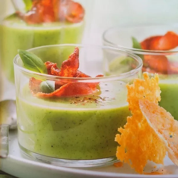 Velouté glacé aux courgettes, coppa et tuiles de parmesan 