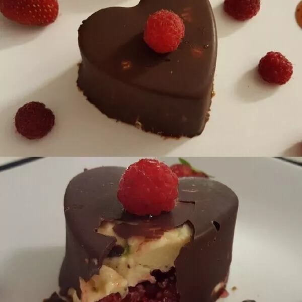 Petits Cœurs Saint Valentin : Coque au chocolat noir, mousse chocolat blanc, framboise et citron vert