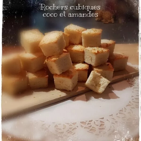 Rochers cubiques coco et amandes ☆ Evi 