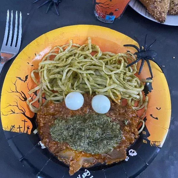 Monstre vert aux yeux globuleux à la bave de crapaud