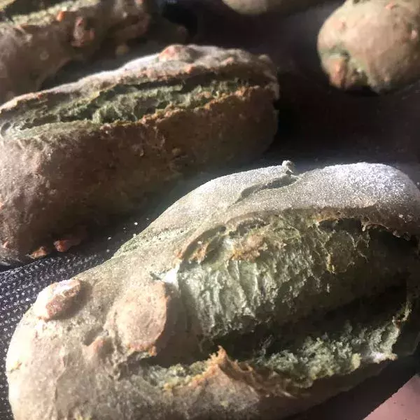 pain à l'ortie noisette et lardons