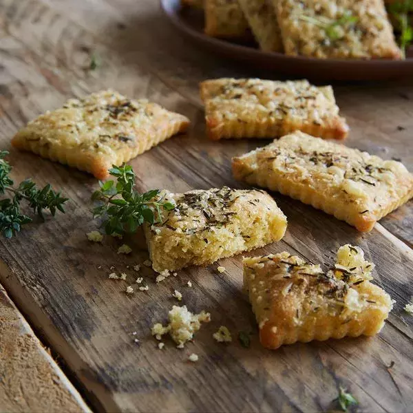 Biscuits apéritifs au thym et parmesan