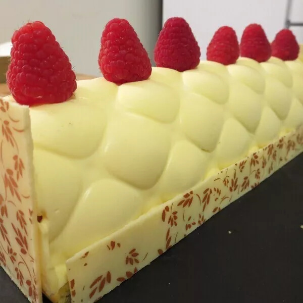  Bûche chocolat blanc fleur de sel et framboise