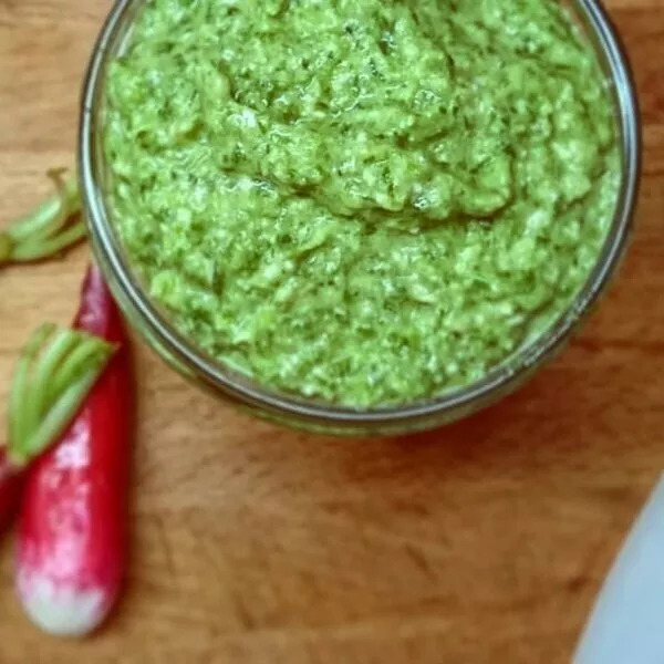 Pesto de fanes de radis