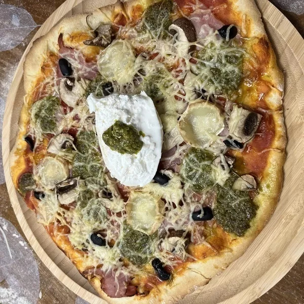 Pizza pesto burrata