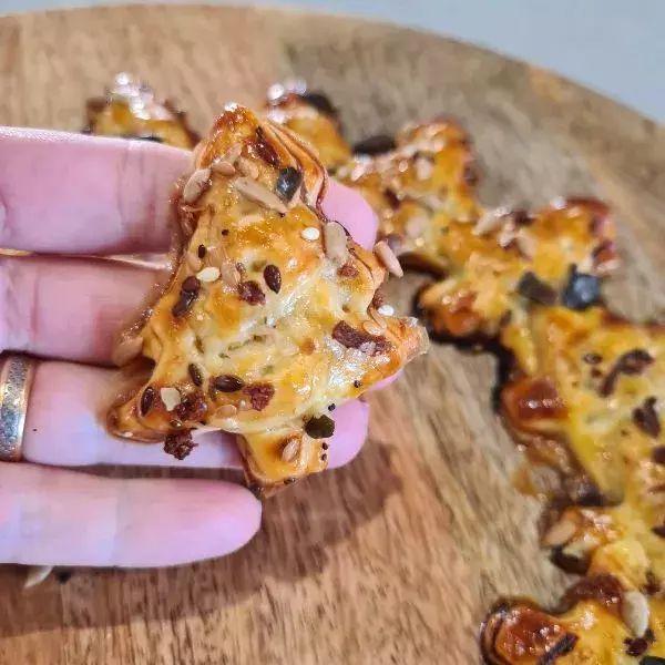 Couronne feuilletée apéritive au foie gras et confit d'oignon