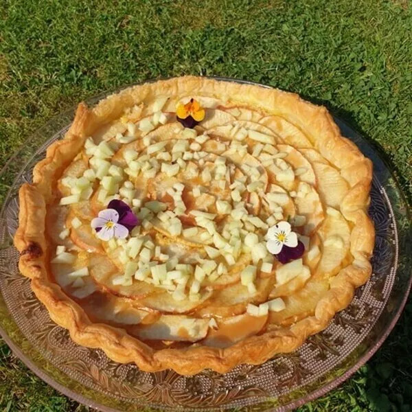 Tarte aux pommes sur fond de trangipane et croquant de pommes vertes