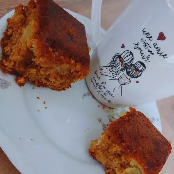 Gâteau moelleux aux pommes & praliné croustillant