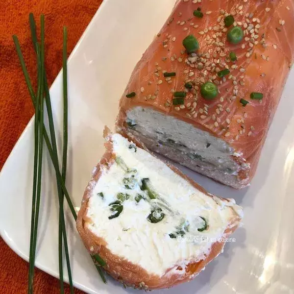 Terrine de saumon fumé au fromage de chèvre frais, petits pois et concombre