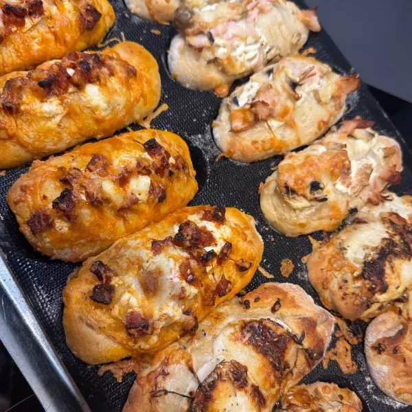 Pains garnis façon pizza 