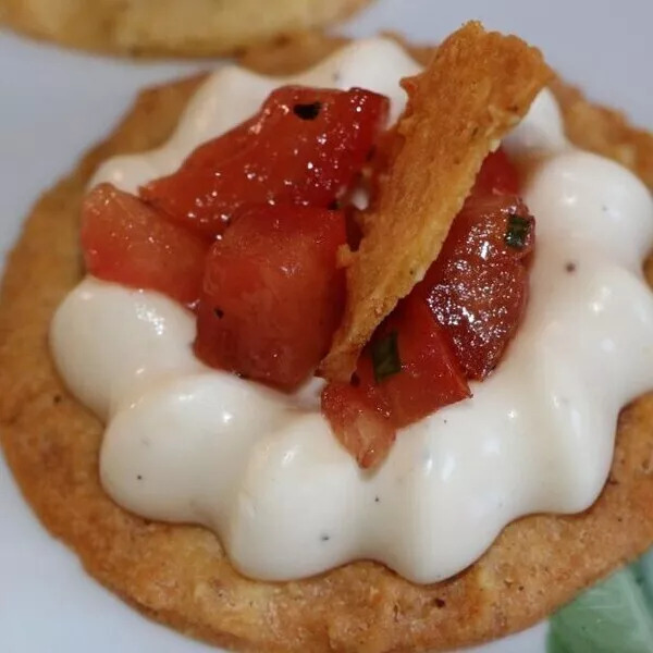 Panna cotta chèvre, tomates marinées et sablé parmesan de Nathencuisine