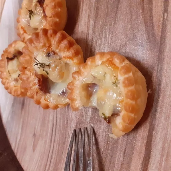 Tartelettes feuilletées au Rocamadour et magret