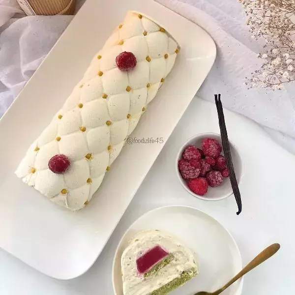 BÛCHE Vanille Framboise Pistache