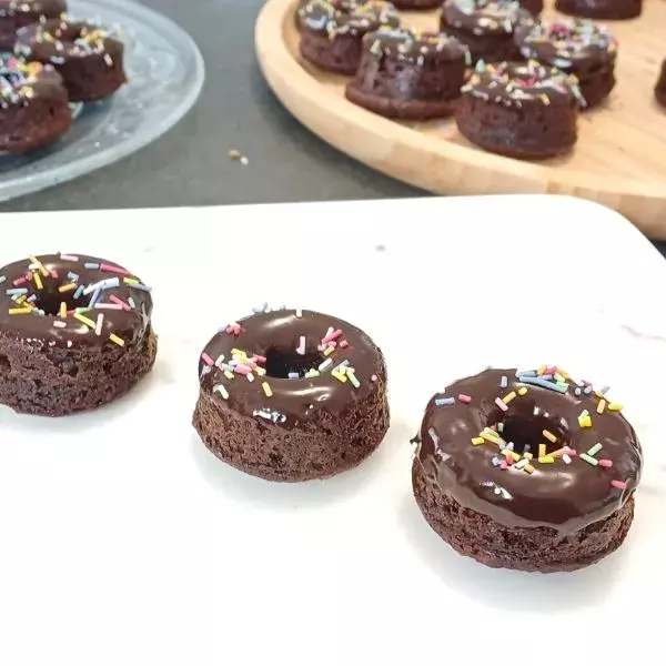 Mini donuts à la betterave et chocolat 