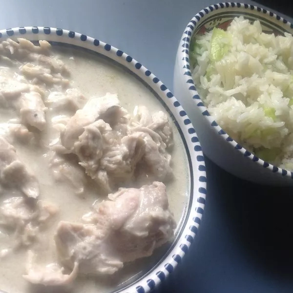 Curry vert de poulet au lait de coco, riz basmati à l'oignon et poireaux (Dude)