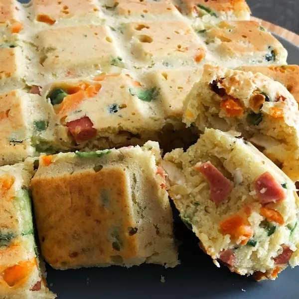 Cake salé aux légumes et au fromage avec le moule tablette 