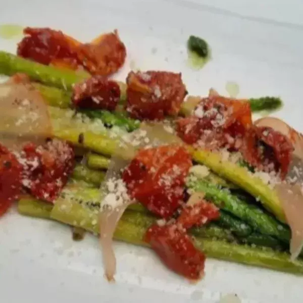 Asperges grillées aux tomates séchées et au parmesan