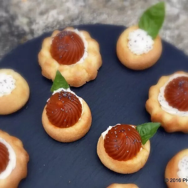 Bouchées tomate basilic sur son moelleux aux noix