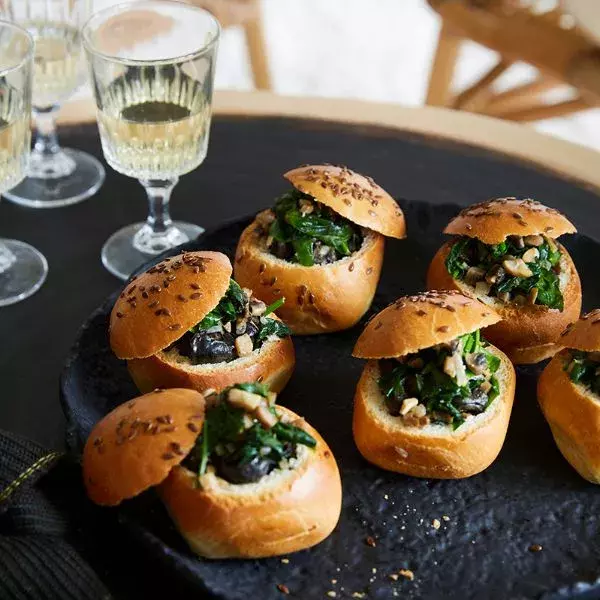 Brioches aux escargots, champignons et épinards