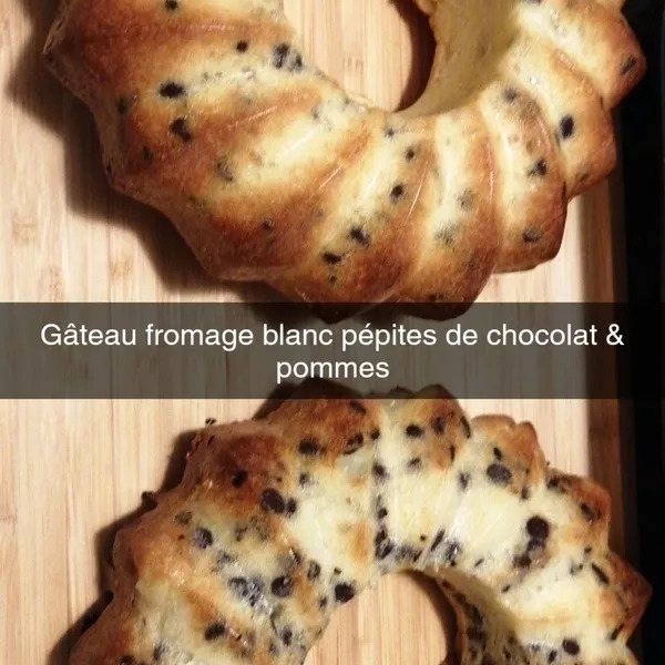 Gâteaux pépites de chocolat et pommes dans le savarin double 