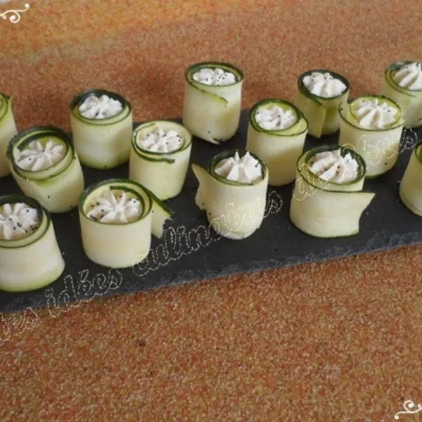 Roulés de courgette, ail et fines herbes