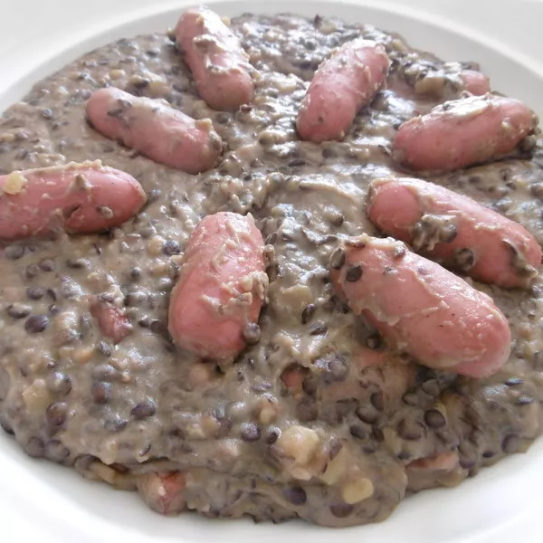 Lentilles crémeuses aux saucisses