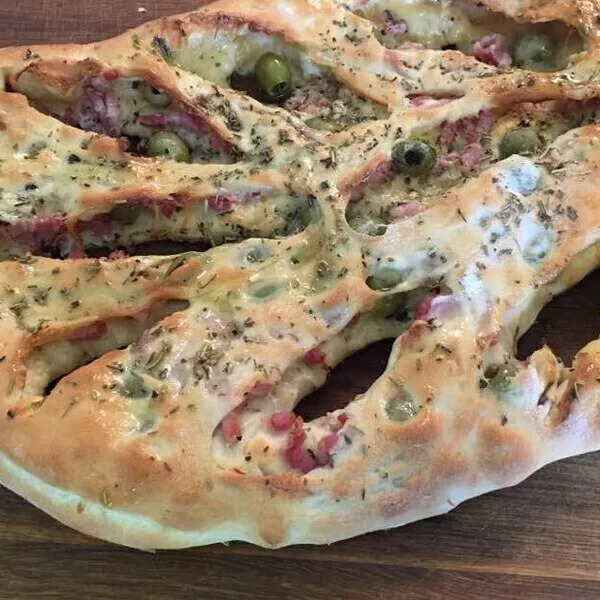 Fougasse aux lardons et olives