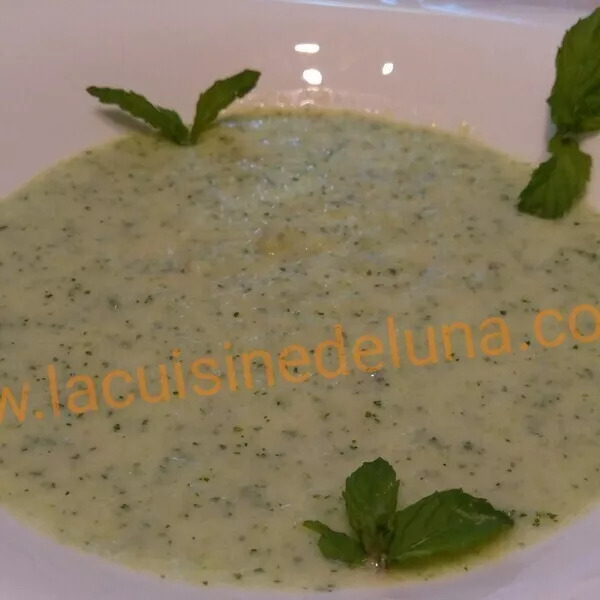 Soupe froide de courgettes à la menthe