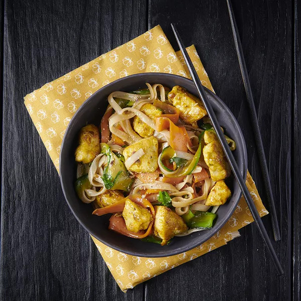 Wok de poulet aux légumes, nouilles de riz et gomasio