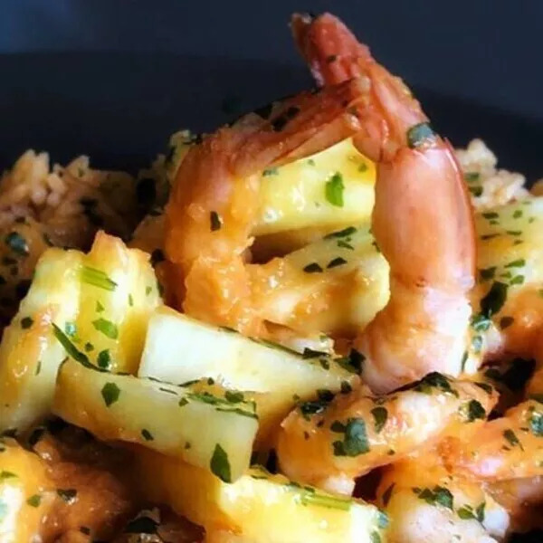 Curry de crevettes au lait de coco, ananas et riz