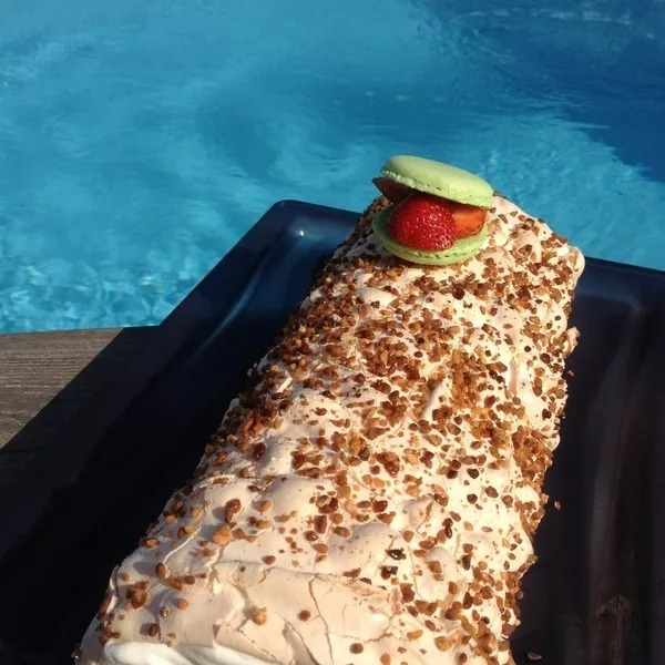 Pavlova roulée sans gluten aux framboises