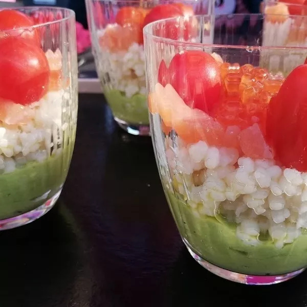 verrine perles de blé et de saumon sur lit d'avocat