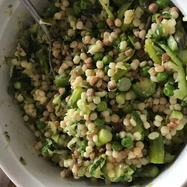 Fregola, petits pois avec saumon, courgette et asperges à la vapeur