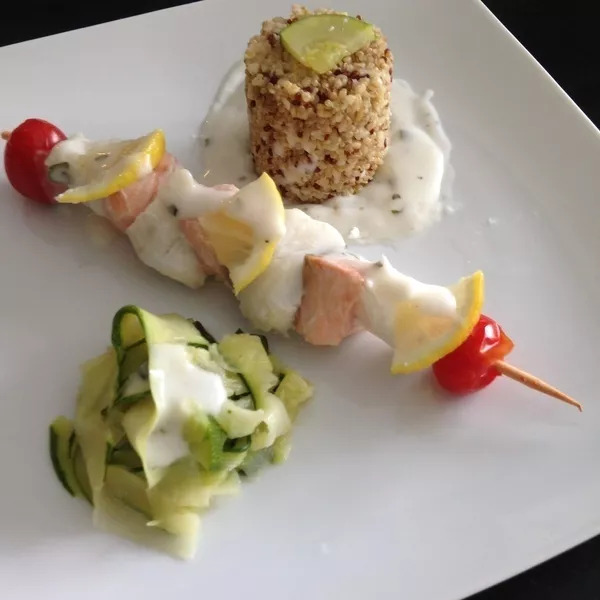 Brochettes de saumon et dos de cabillaud au quinoa et courgette