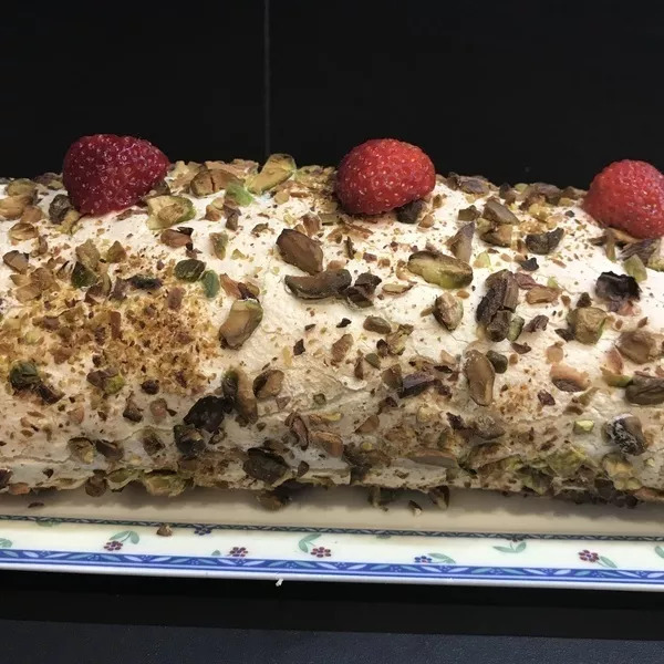 Gâteau roulé meringué aux fraises