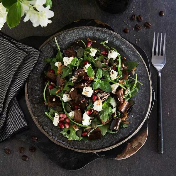 Salade d'aubergines fondantes et feta au café