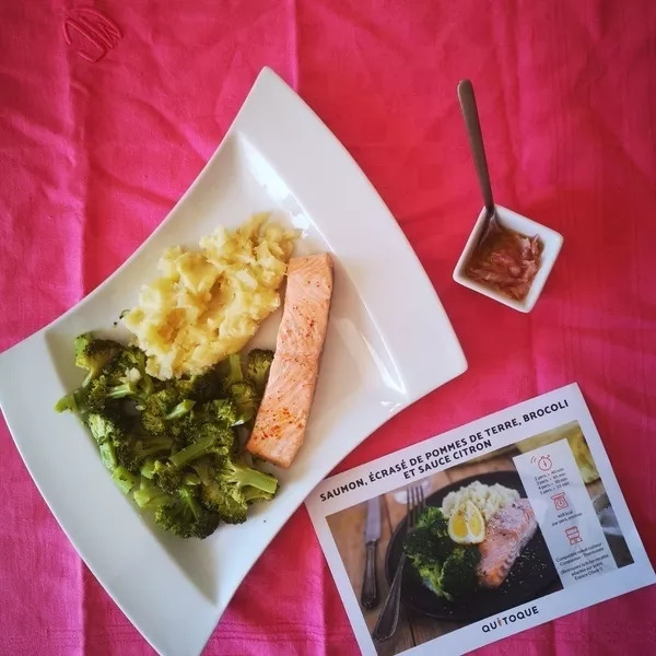 Pavé de saumon à l'écrasé de pomme de terre, brocoli et sauce citron