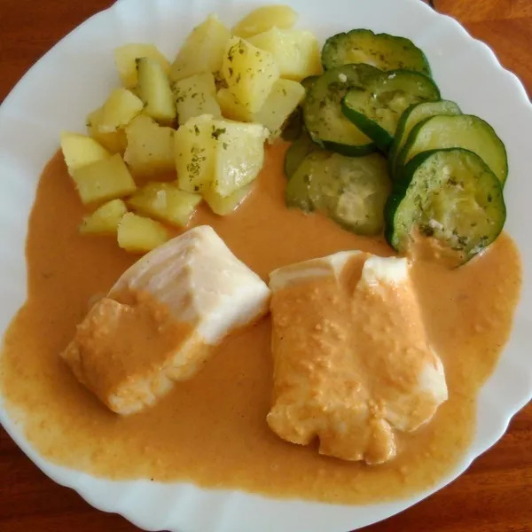 Dos de cabillaud, pommes de terre et courgettes vapeur, sauce à la Bisque de Homard