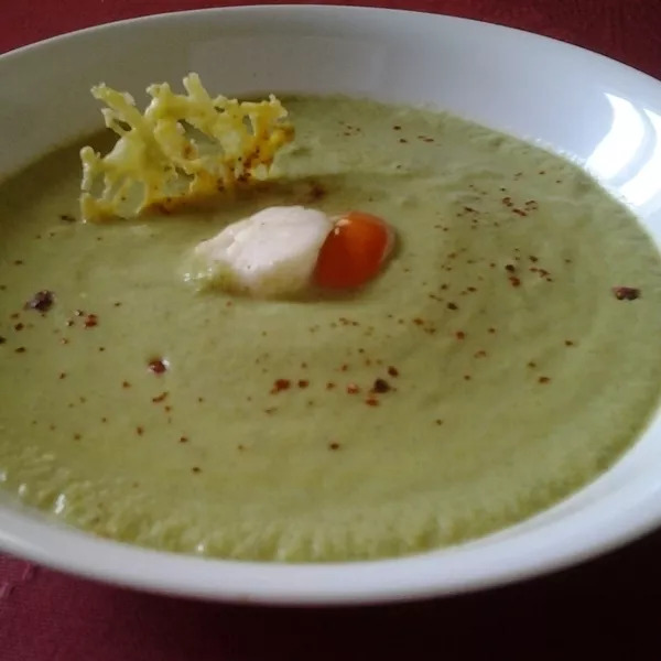 Velouté aux brocolis, Saint-Jacques et sa tuile de parmesan