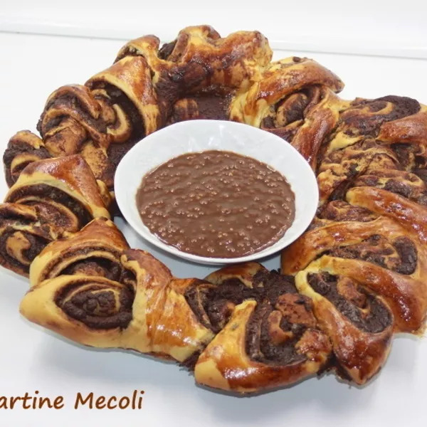 Couronne briochée chocolatée et sa sauce chocolat noisettes